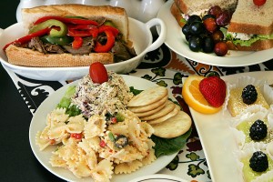 EATS Z’s Salad Trio (center), roast beef hoagie, and chicken salad sandwich — with fresh lemon and key-lime tarts — make for an appealing invitation. Lee Chastain