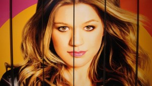 KELLY CLARKSON IS IN TOWN ON FRIDAY NIGHT FOR A BIG SHOW.