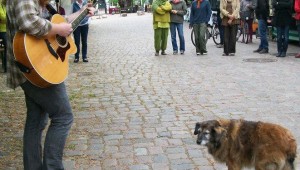 Keegan performs at the opening of the Lindenmarkt.