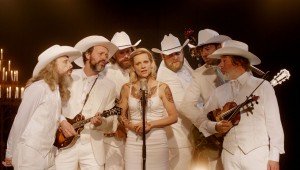 Veerle Baetens and band sing Belgian bluegrass in "The Broken Circle Breakdown"
