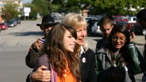 CANDY CLARK HUNG OUT WITH STUDENTS OUTSIDE AFTER HER PRESENTATION IN THE TRIMBLE TECH AUDITORIUM. (photo by jeff prince)