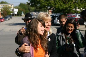 candy student CANDY CLARK HUNG OUT WITH STUDENTS OUTSIDE AFTER HER PRESENTATION IN THE TRIMBLE TECH AUDITORIUM. (photo by jeff prince)