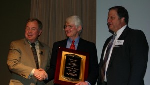 COUNTY JUDGE GLEN WHITLEY CONGRATULATES ED BASS AND SUNDANCE SQUARE PRESIDENT AND CEO JOHNNY CAMPBELL FOR WINNING THE VANDERGRIFF AWARD. (photos by Jeff Prince)