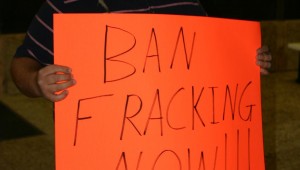 THIS AZLE MAN LET HIS SIGN DO THE TALKING (photos by Jeff Prince)