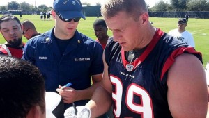 WHAT THE WHA' -- J.J. WATT SHOWS OFF HIS GUNS. (Wikipedia photo)