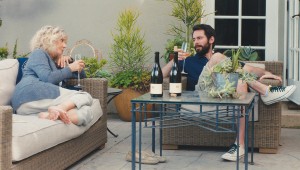 Blythe Danner and Martin Starr bond over chardonnay on her back porch in I’ll See You in My Dreams.