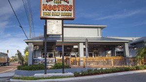 hooters-470832865
