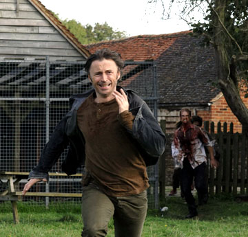 Robert Carlyle runs from some people who want his flesh in ‘28 Weeks Later.’