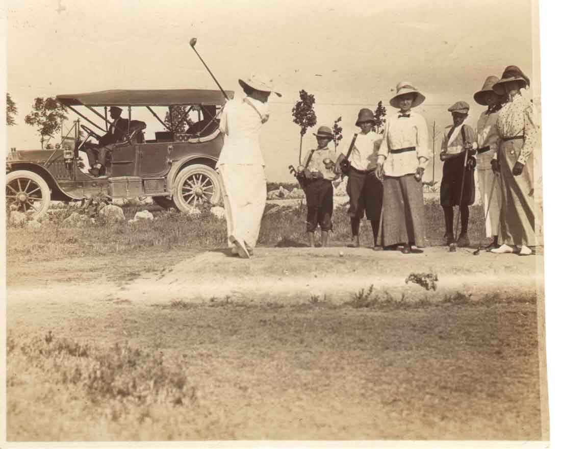 Women golfers tee off in River Crest’s inaugural year, 1911. Gretchen Brants Barrett/RCCC Centennial Book