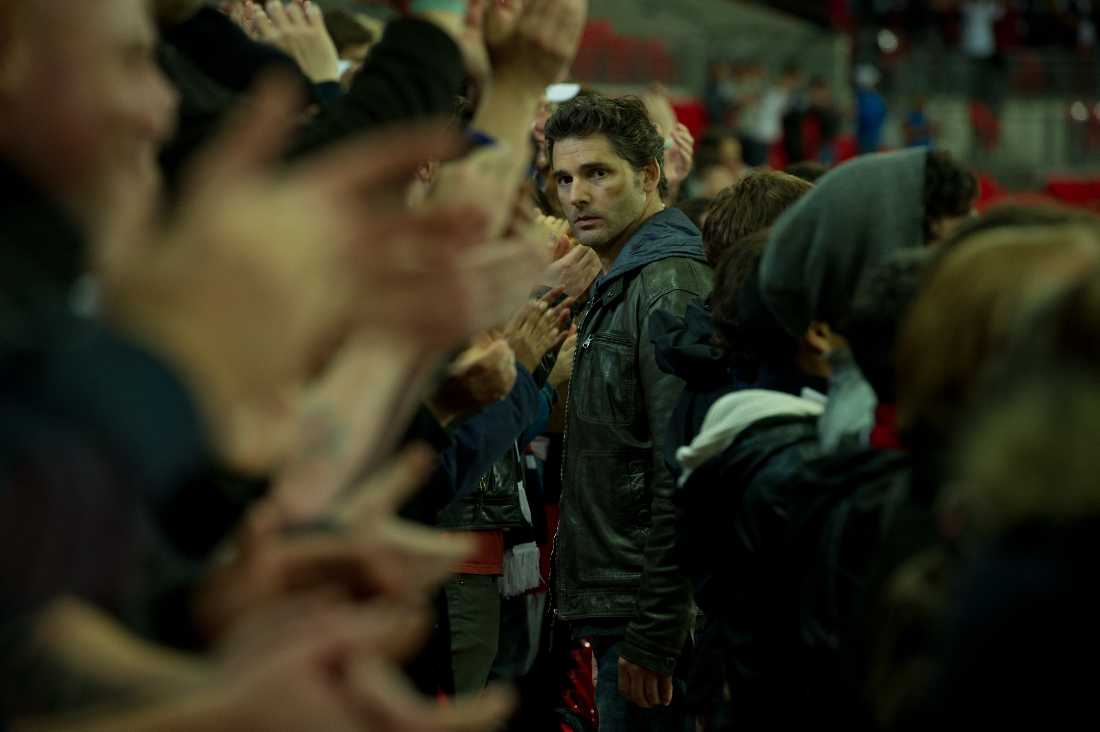 Eric Bana arranges a clandestine rendezvous at a crowded Wembley Stadium in Closed Circuit.