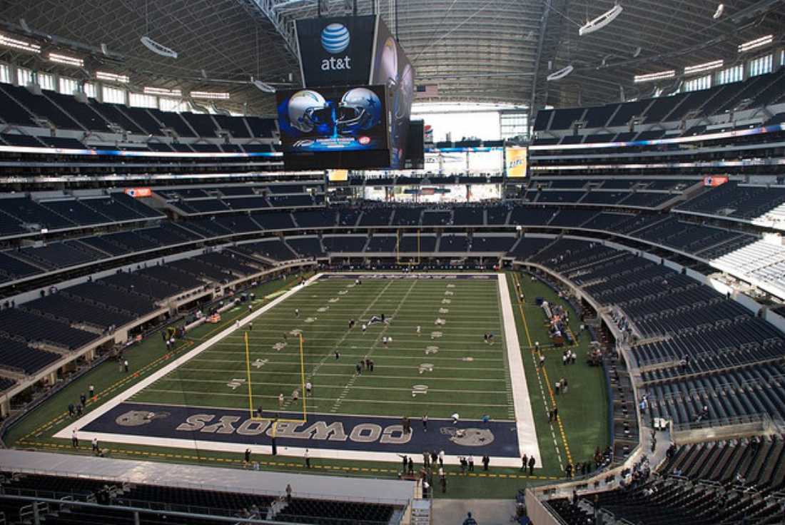 Chef Yutaka Yamato helps create the 100-Yard Sushi Roll at AT&T Stadium.