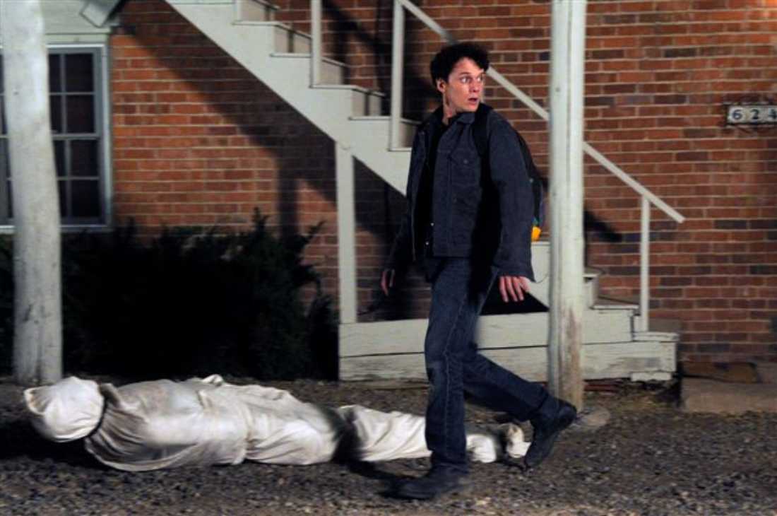 Anton Yelchin tries to get rid of a package that someone else left at his apartment in Odd Thomas.
