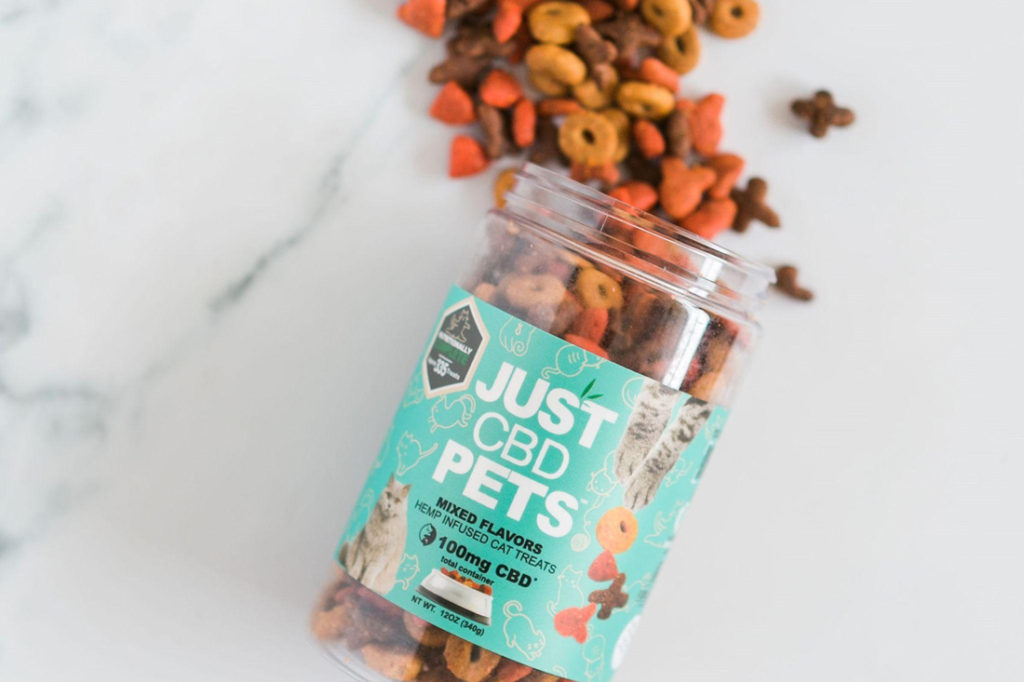 Tasty CBD Snacks for Cats and Dogs: Keep Your Pets Calm & Cool