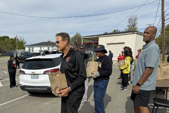 Sports Rush: Former NBA Players Bring The Birds former NBA players distribute turkeys