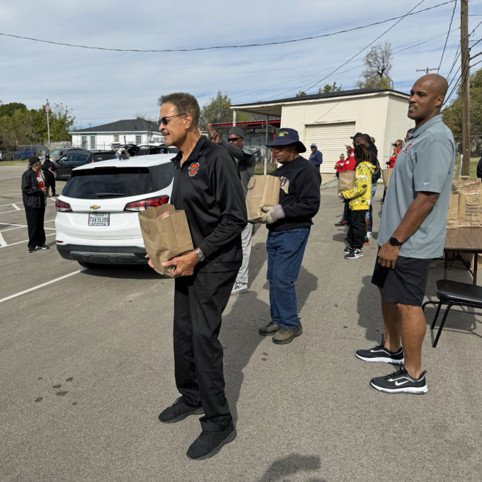 former NBA players distribute turkeys