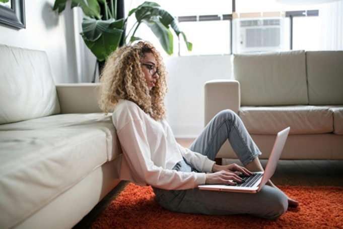Woman-using-computer